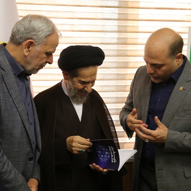 کتاب «بازیگران صنعت بیمه» رونمایی شد.